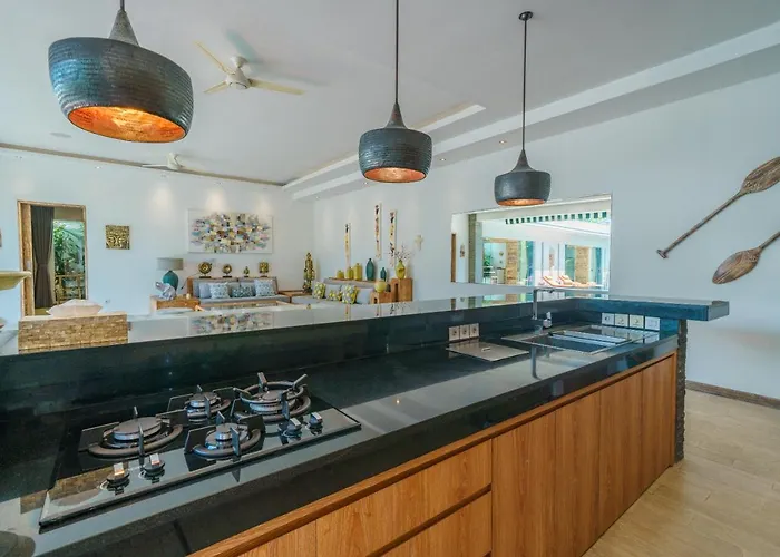 Harlow: Stylish 3br - Centrally Located In Berawa Villa