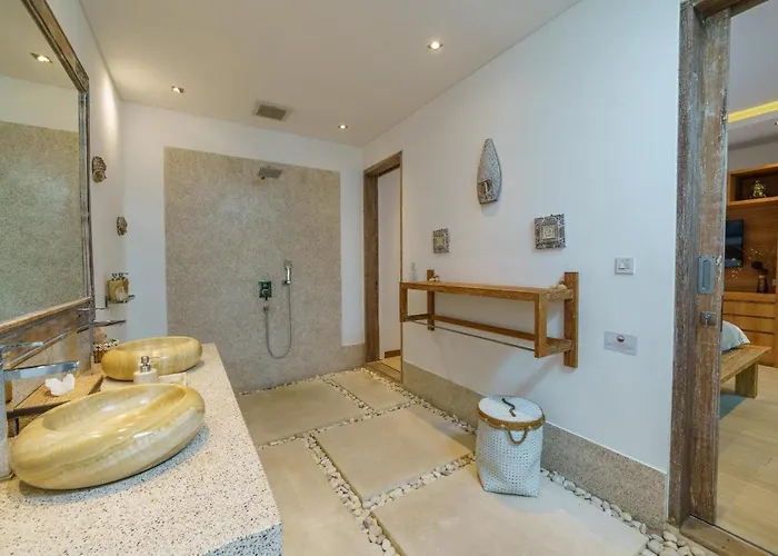 Harlow: Stylish 3br - Centrally Located In Berawa Villa *