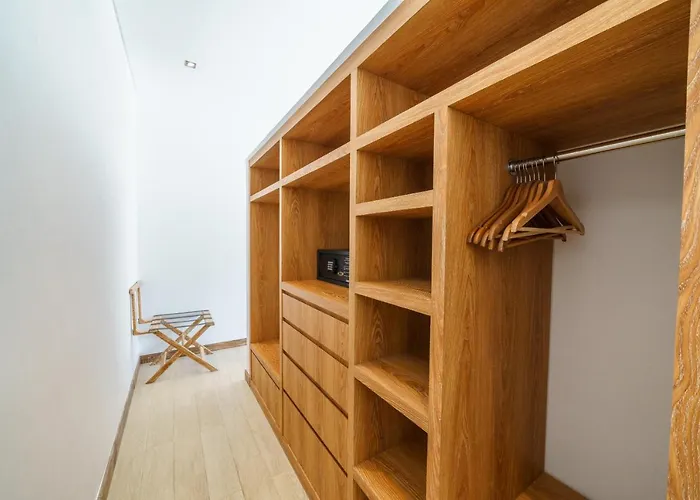 Harlow: Stylish 3br - Centrally Located In Berawa *