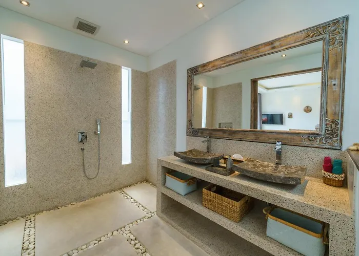 Harlow: Stylish 3br - Centrally Located In Berawa Villa *