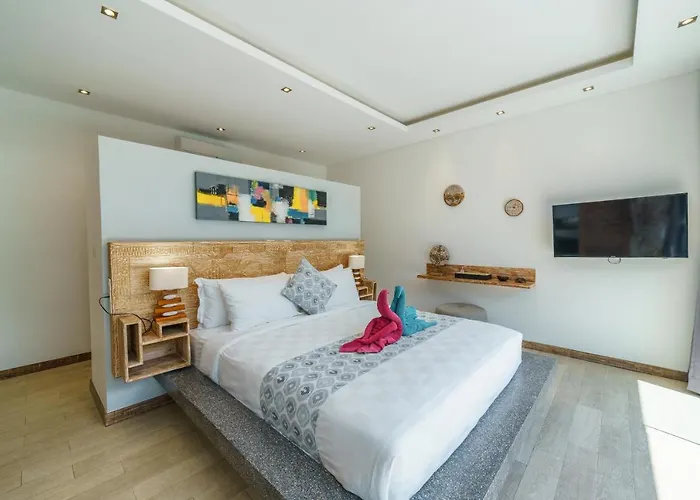 Harlow: Stylish 3br - Centrally Located In Berawa Villa