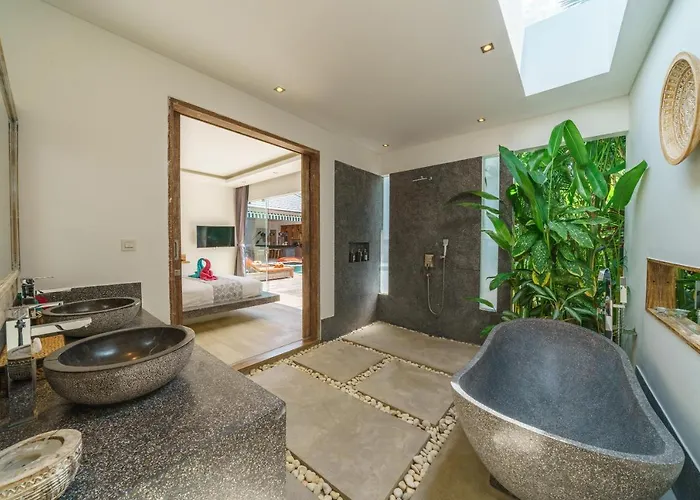 Harlow: Stylish 3br - Centrally Located In Berawa Villa *