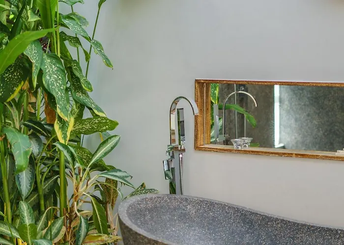 Harlow: Stylish 3br - Centrally Located In Berawa